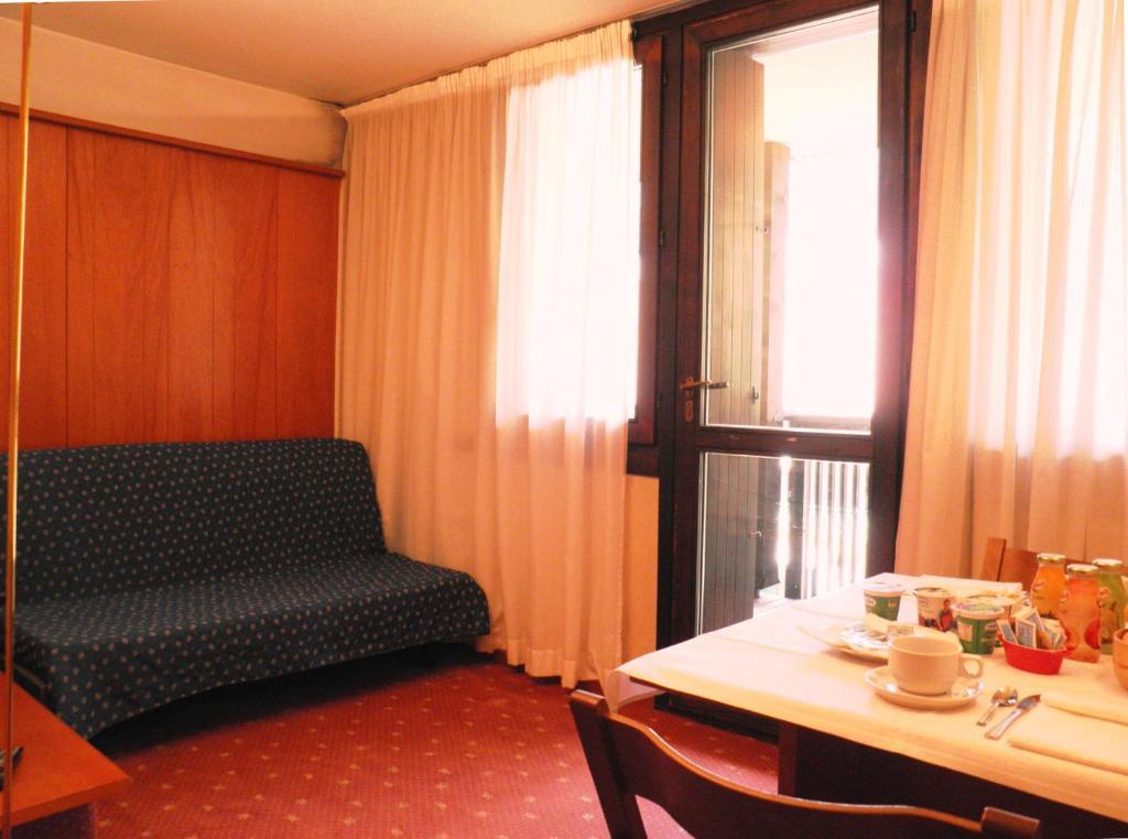 R.T.A. Hotel Des Alpes 2 Madonna Quarto foto