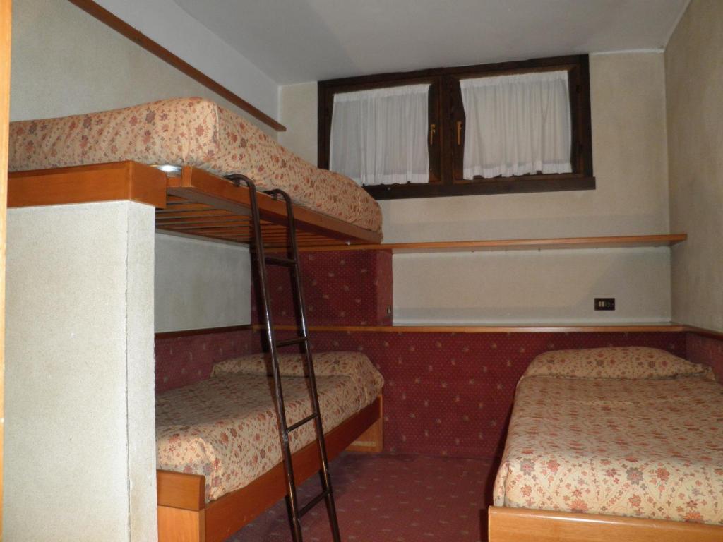 R.T.A. Hotel Des Alpes 2 Madonna Quarto foto