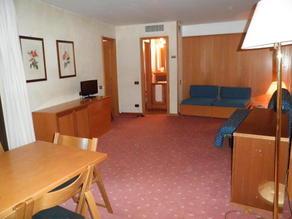 R.T.A. Hotel Des Alpes 2 Madonna Quarto foto
