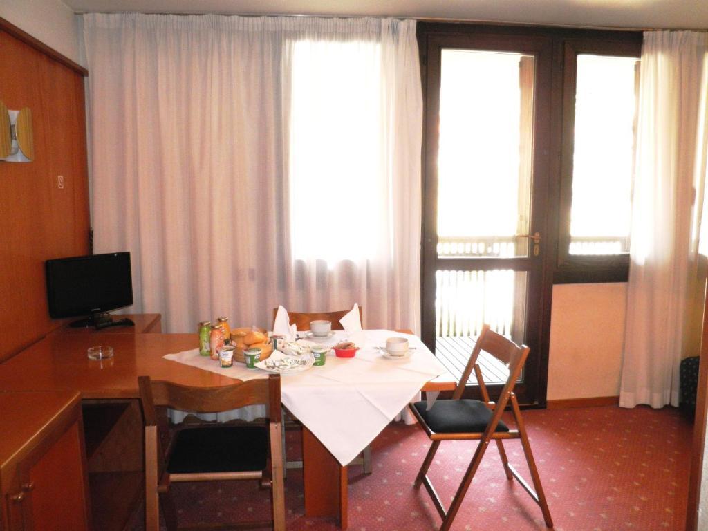 R.T.A. Hotel Des Alpes 2 Madonna Quarto foto